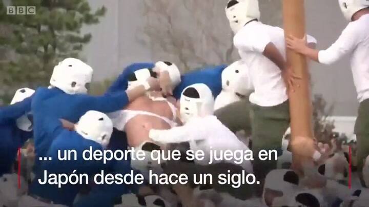 Cómo se juega el botaoshi, el extraño deporte de Japón que parece una guerra y combina rugby, artes