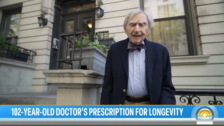 Howard Tucker tiene 102 años y es el médico en ejercicio más longevo del mundo