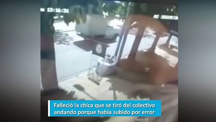 Falleció la chica que se tiró del colectivo andando porque había subido por error