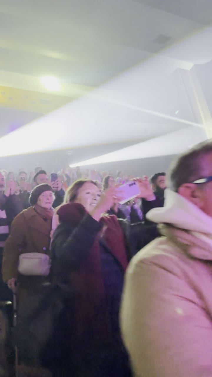 Karina Milei y Leo Cifelli viendo Mamma Mia