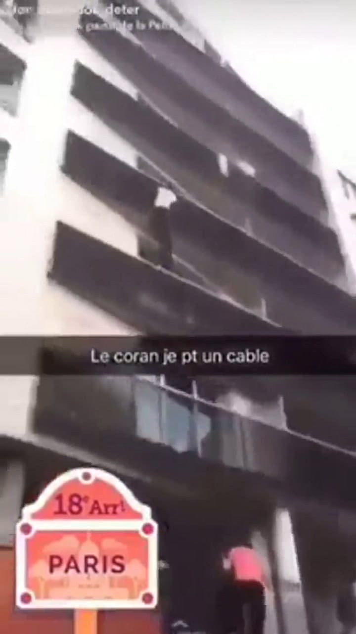 Así rescataba al niño de 4 años el hombre que trepó 4 pisos - Fuente: YouTube