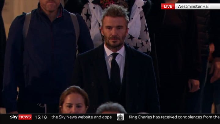 David Beckham esperó 13 horas en la kilométrica fila y se emocionó al entrar a la capilla ardiente