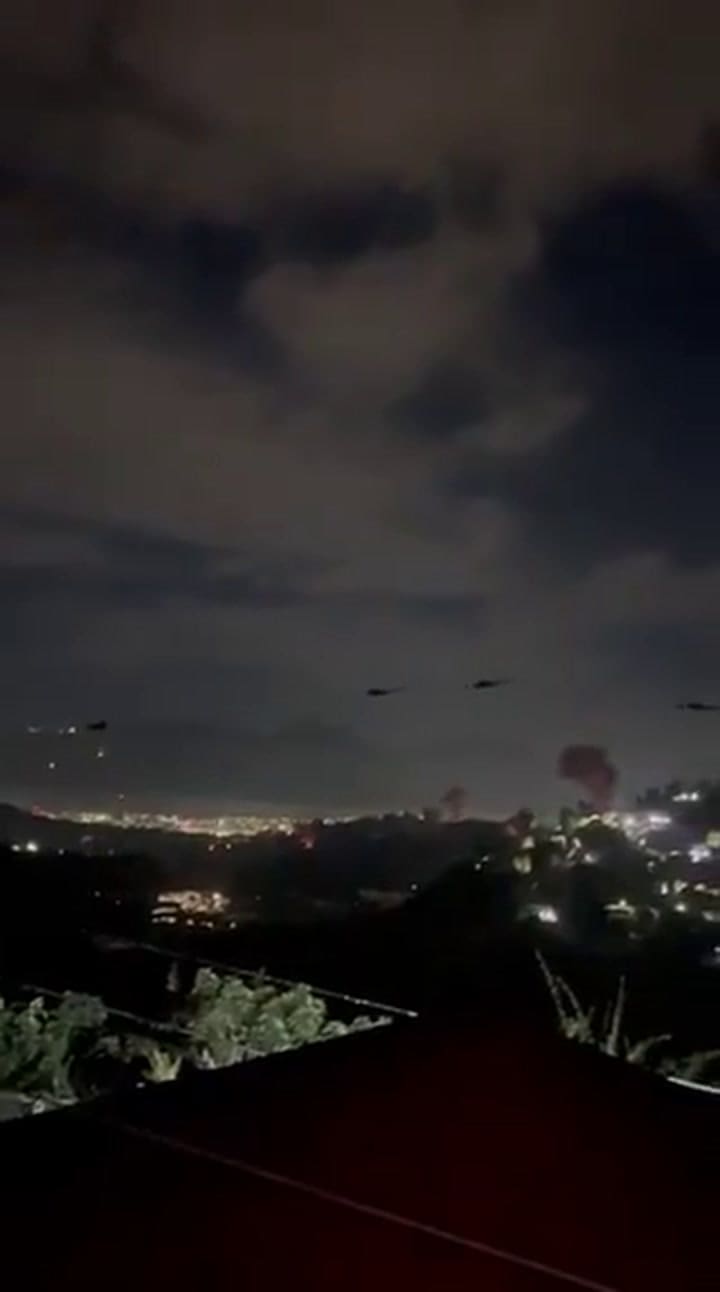 Se veían grandes incendios con columnas de humo, aunque sin elementos para ubicar con exactitud el lugar preciso de los estallidos