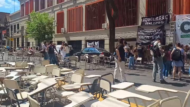 Clases públicas en la Facultad de Filosofía y Letras