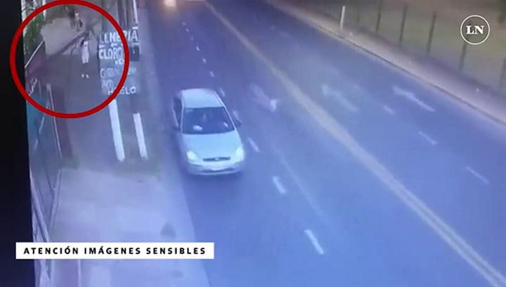 Una cámara de seguridad captó el momento en el que la patota atacó a Braian Cuitiño