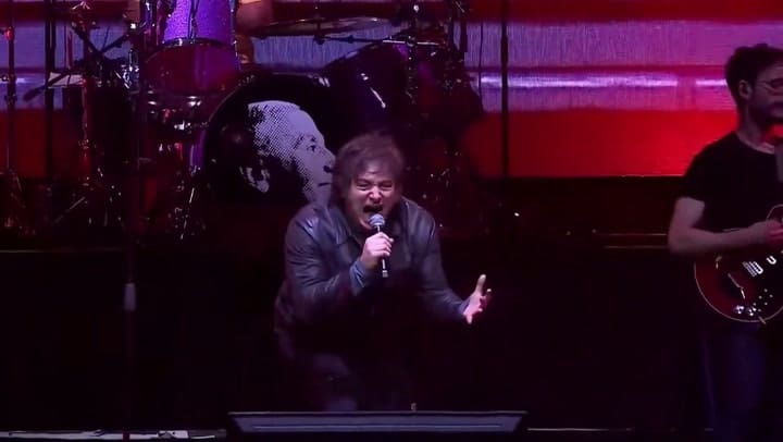 Milei cantó "Dame el fuego de tu amor"