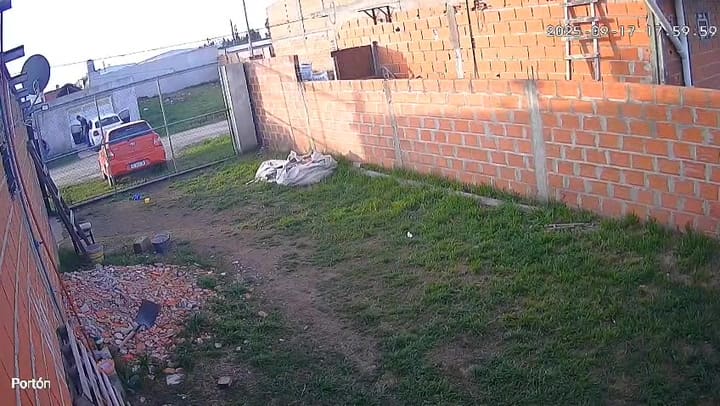 Los delincuentes salen hacia la casa de la víctima