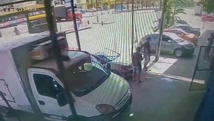 La previa a que el hombre choque a su padre