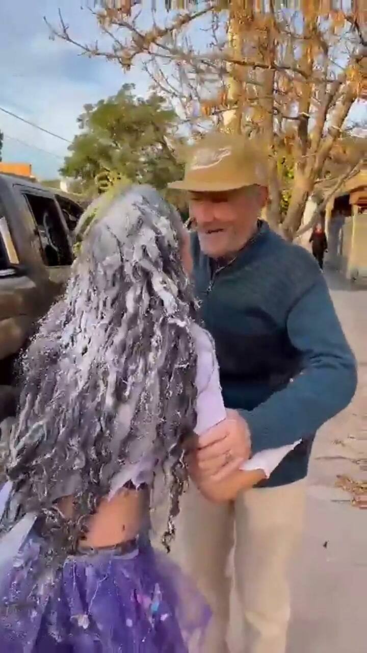 El abrazo entre Florencia y su abuelo tras recibirse de psicóloga