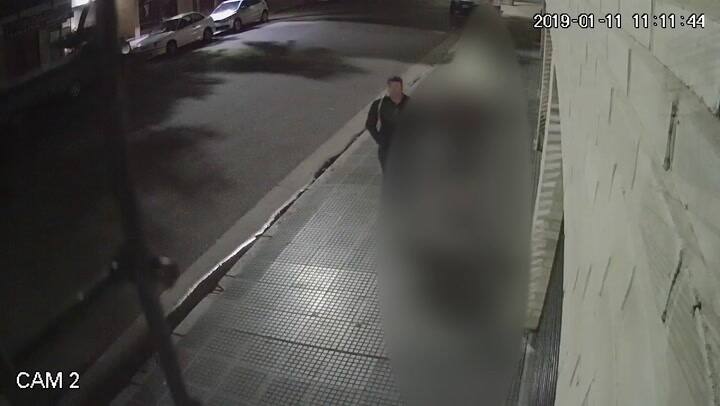 Difundieron las imágenes del sospechoso de un crimen para ayudar a su identificación