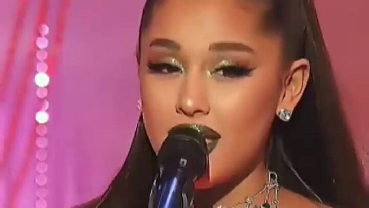 Ariana Grande cantando The Wizard And I