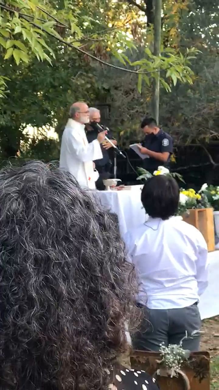 La policía desalojó una celebración religiosa con al menos 120 personas
