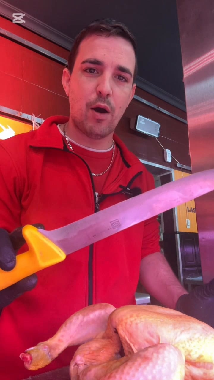 Carnicero Explica Cómo Cortar Pollo