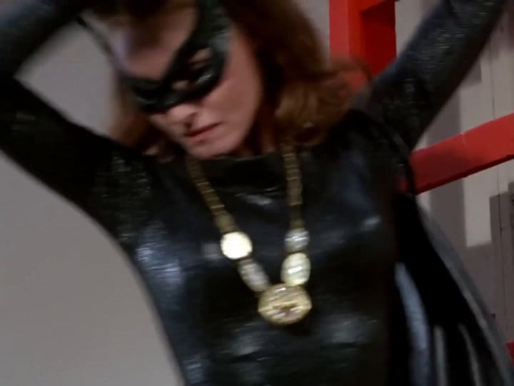 Adam West y Julie Newmar, una pareja que se sacaba chispas en la serie televisiva de Batman
