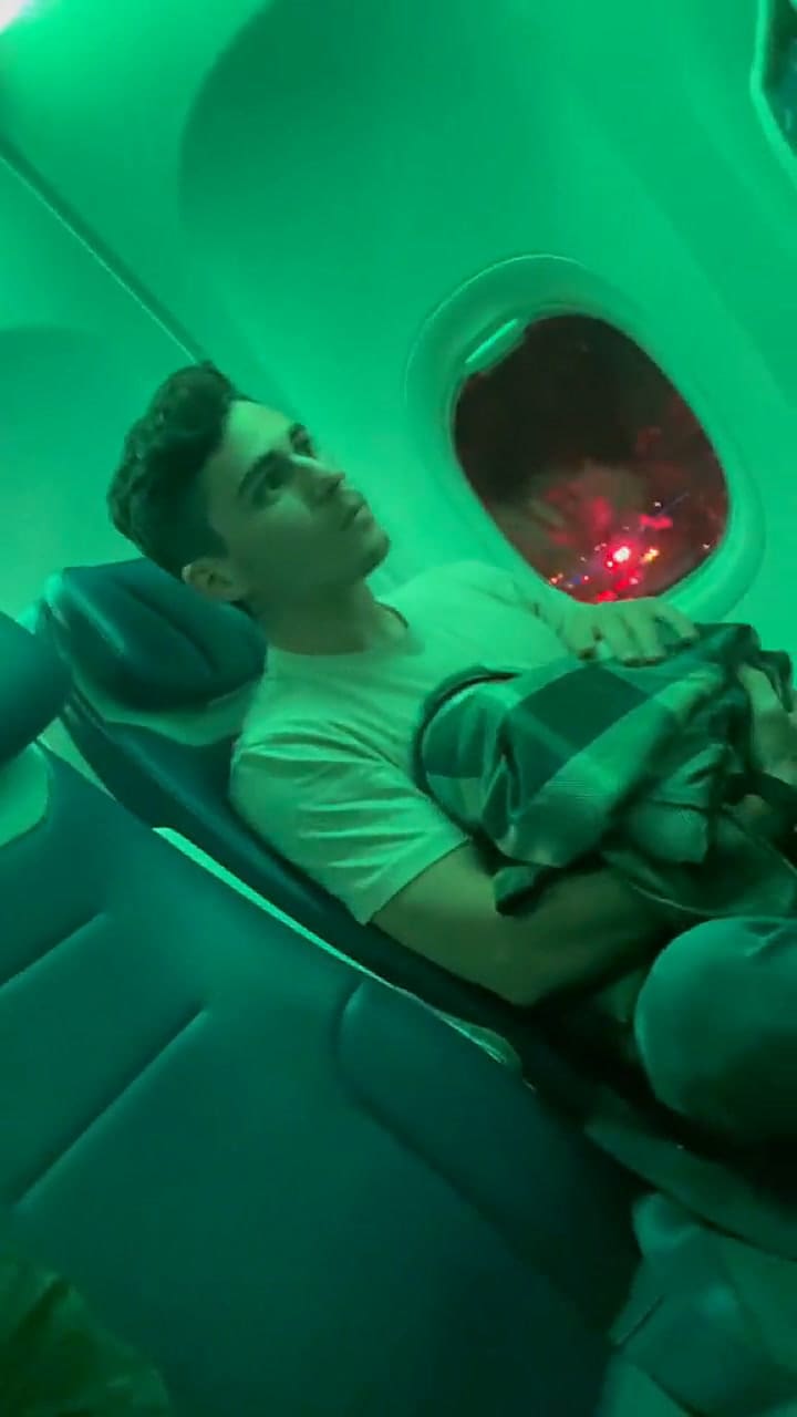 Un par de viajeros revelaron su truco para viajar más cómodos en un avión