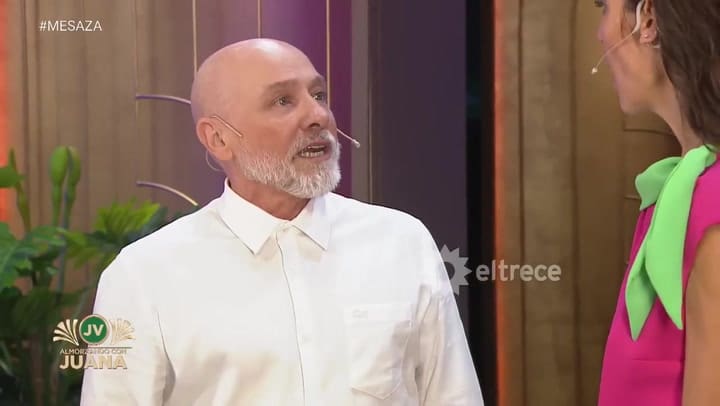 Ronnie Arias visitó A Juana Viale luciendo una falda