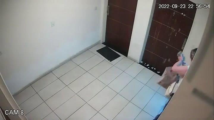 Su vecina le hace vivir una pesadilla: algunas de las maldades que sufre