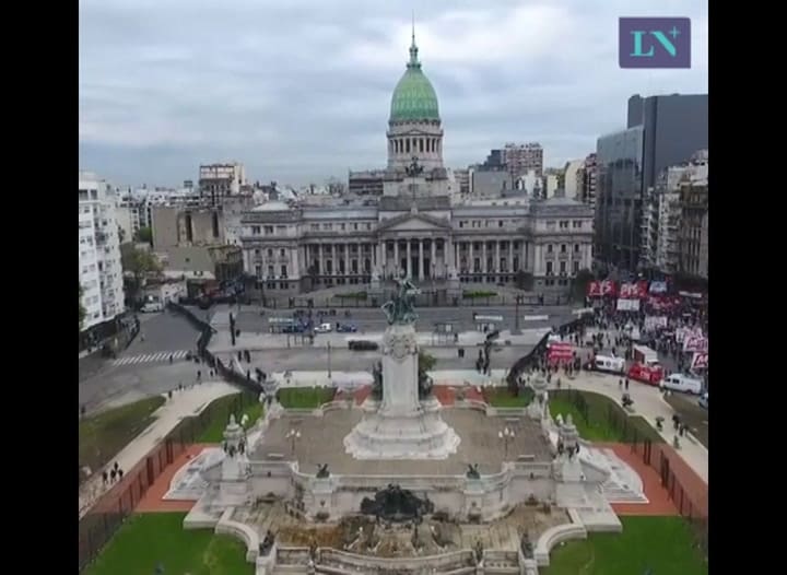 Así se vio la manifestación frente al congreso, desde el drone de LA NACION