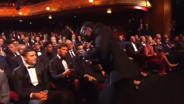 La polémica actitud del artista Rema en la gala del Balón de Oro