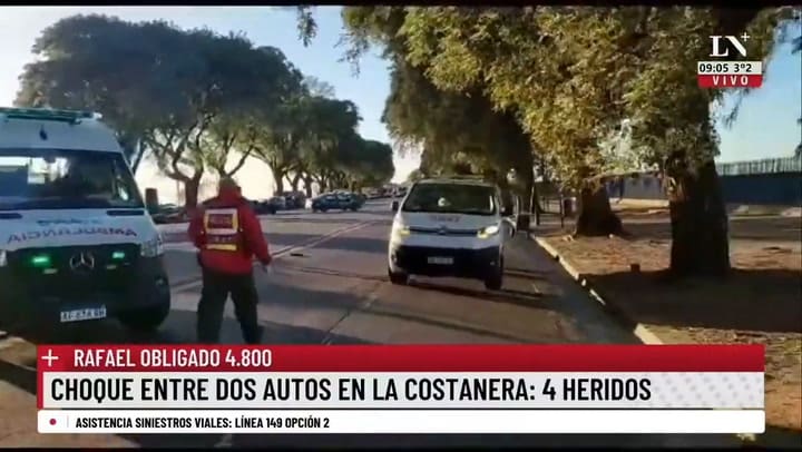 Cuatro personas resultaron heridas al chocar de frente dos autos en Costanera Norte