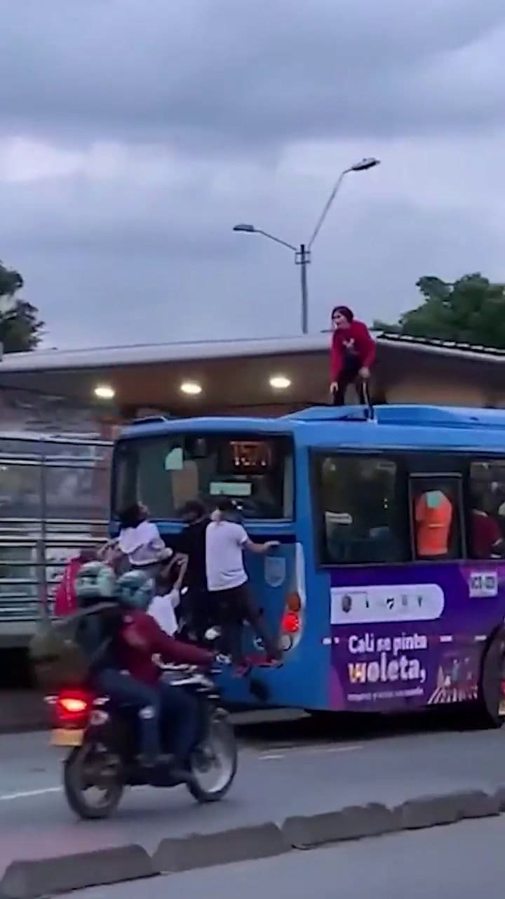 Mujer baila en el techo de un colectivo