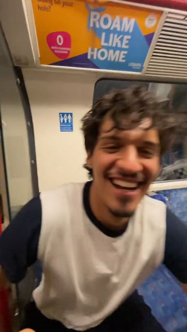 Tube Girl, la joven que se volvió viral por bailar en el subte