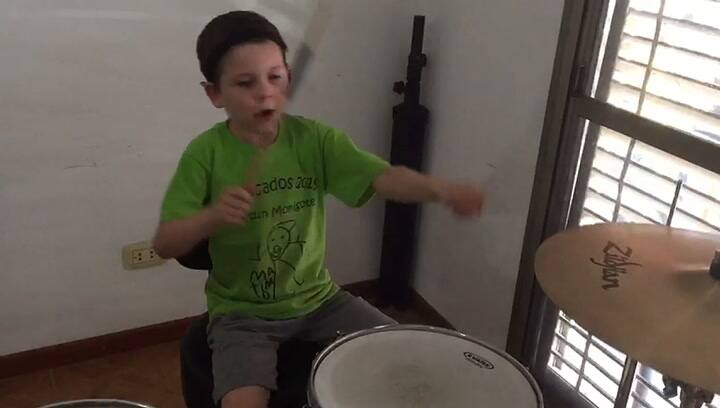 Máximo de 6 años toca la batería