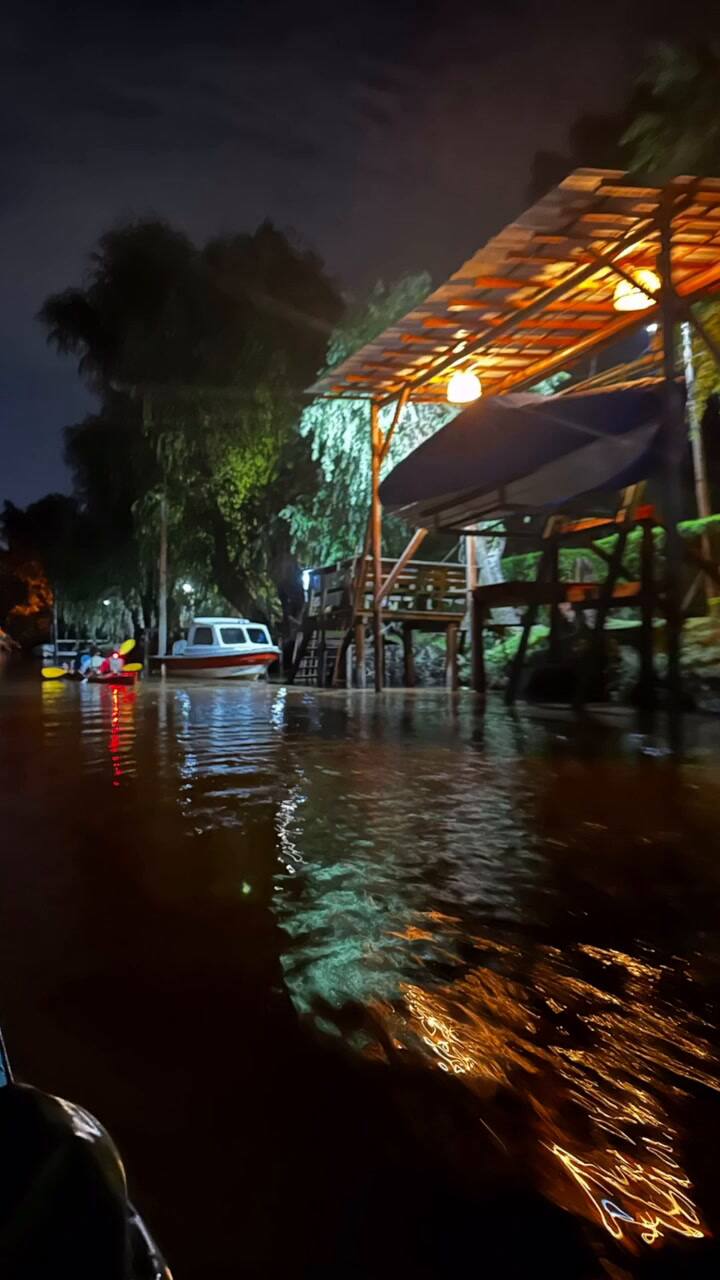 Paseo en kayak nocturno por el Delta del Tigre: remar bajo la luna entre juncos y canales