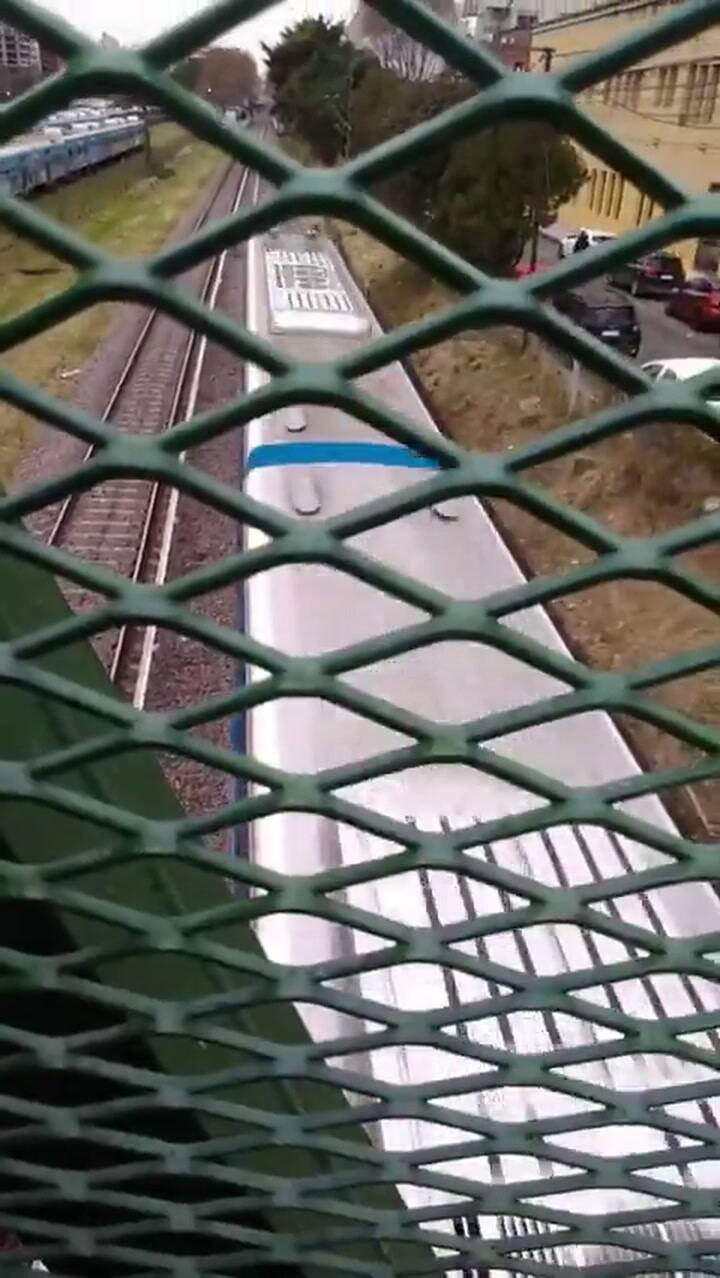 Cada vez que pasa el tren, el maquinista saluda a los pacientes del Fleming