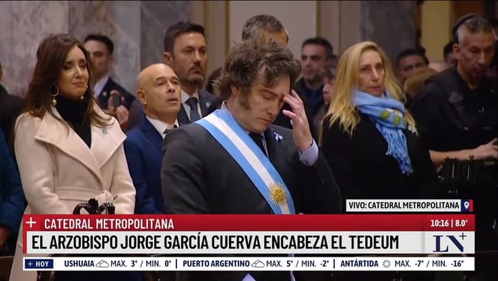 Momento En El Que Se Cantó Himno Nacional En La Catedral Metropolitana