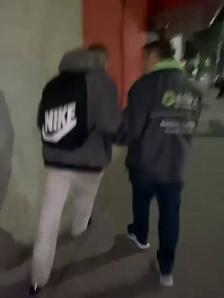 Una persona de Atilra impide el ingreso de uno de los empleados a la fábrica