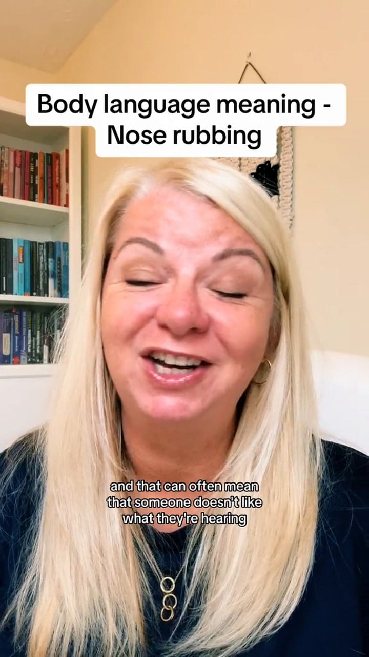 Qué significa que una persona se toque la nariz, según una experta en lenguaje corporal
