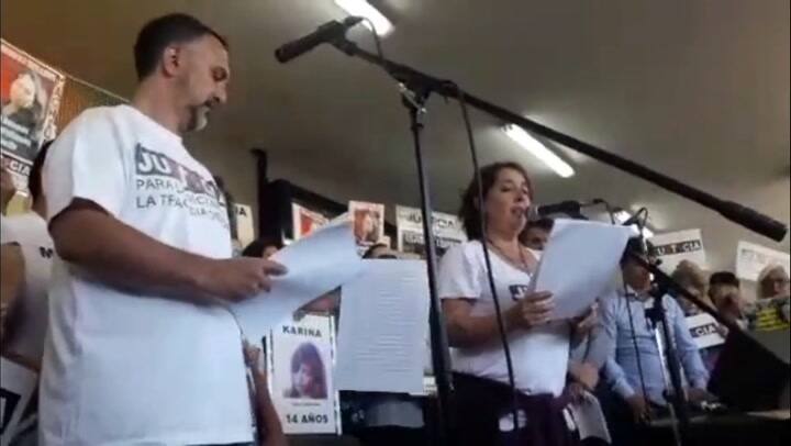 Paolo Menghini y María Lujan Rey leen un escrito donde arremeten contra los condenados