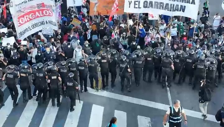 Protesta en la 9 de Julio: los manifestantes, cara a cara con la Policía