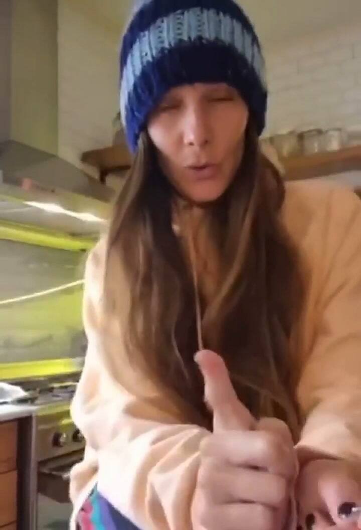 El enigmático video de Juana Viale: “Tengo más de un millón de razones para festejar”