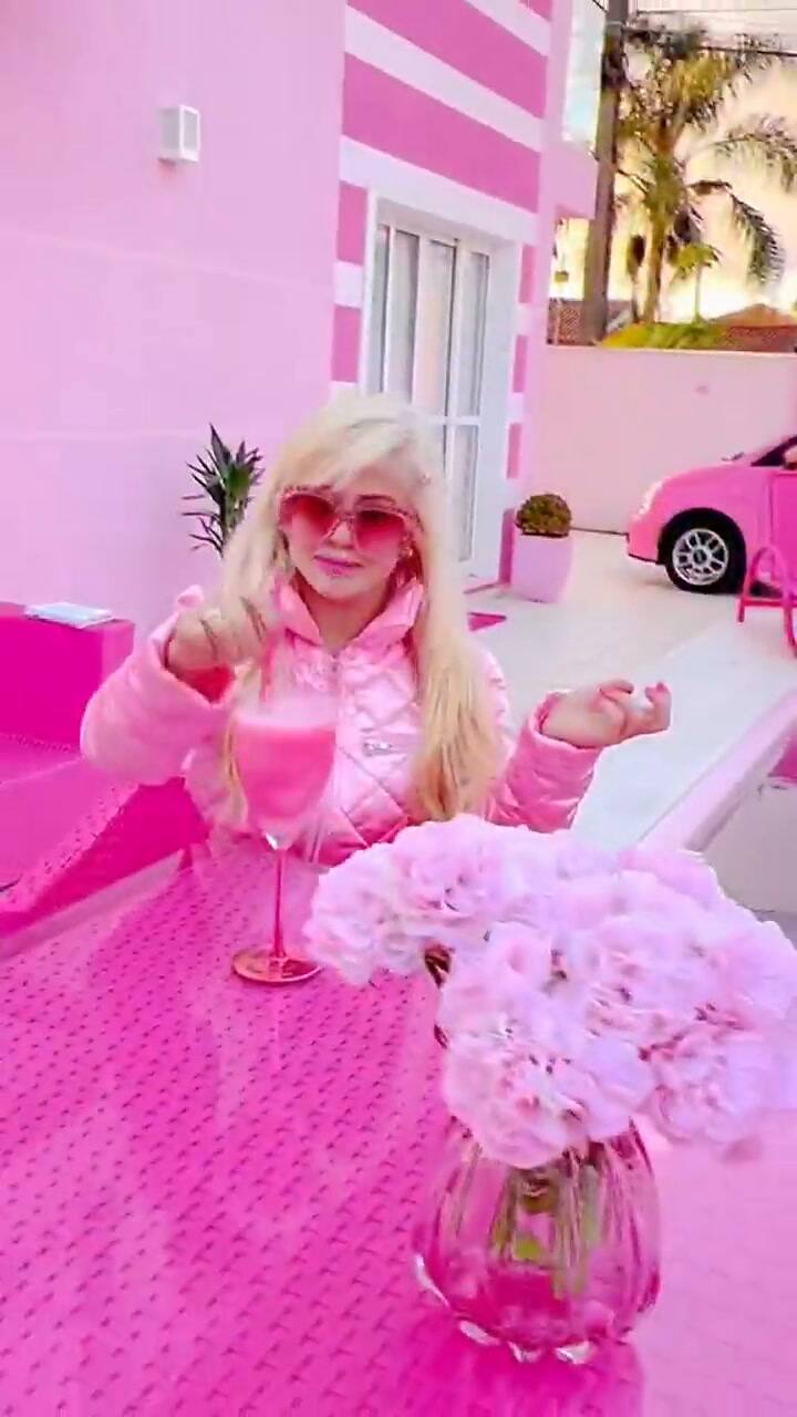 Bruna Barbie muestra su casa de ensueño