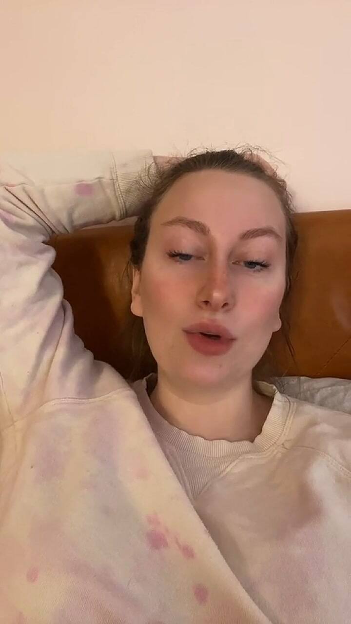 Una joven causó revuelo en redes al revelar su secreto para silenciar personas en aviones y hoteles