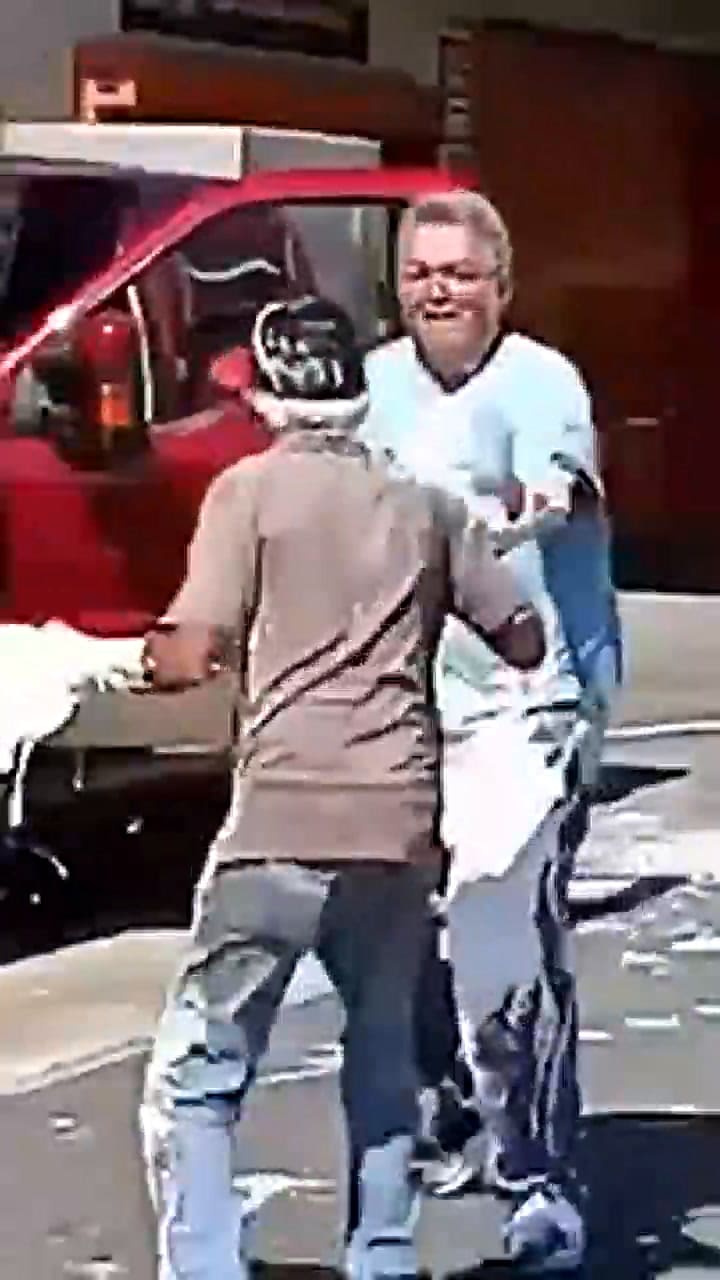 La violenta pelea a baldazos de pintura que impacta en redes sociales