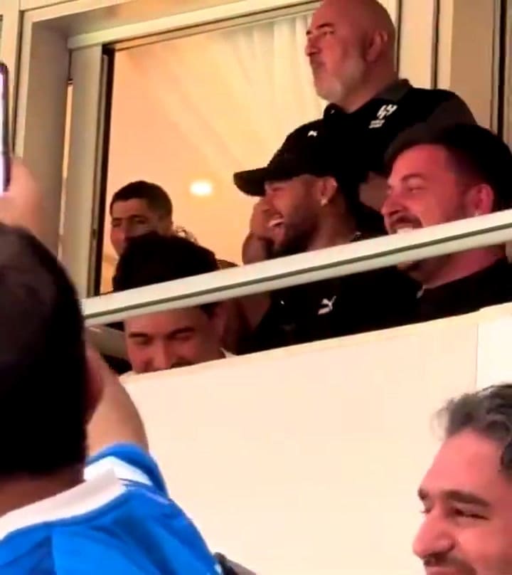 La reacción de Neymar cuando el público gritó "Messi, Messi"