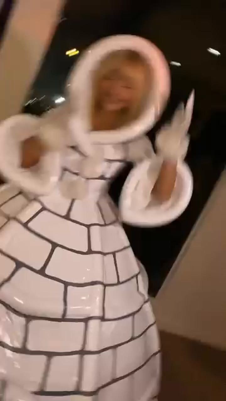 Sabrina Carpenter deslumbró con su disfraz de iglú en la película Lizzie McGuire