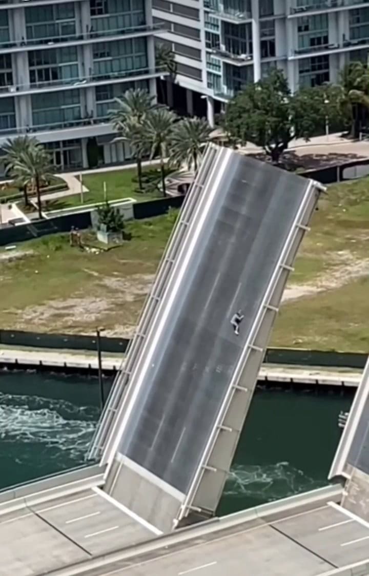 Un hombre descendió por un puente levadizo sin ninguna protección en Miami