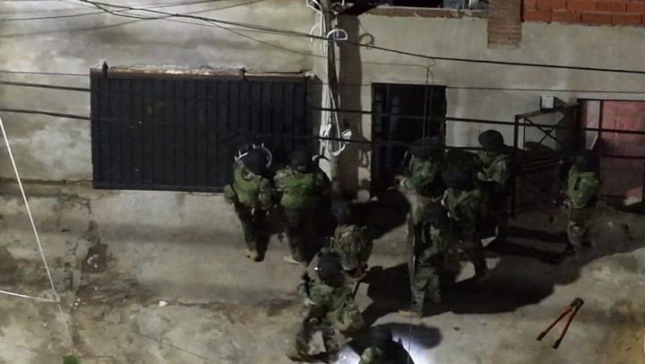 Los allanamientos para detener a los sospechosos