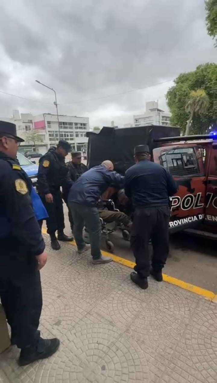 El trasladado del doble femicida a la Jefatura Departamental de Gualeguaychú