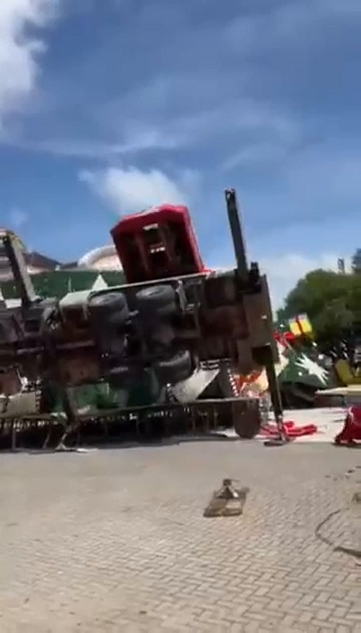 Brasil: un árbol de Navidad de más de 20 metros se desplomó mientras lo instalaban, aplastó y mató a un hombre