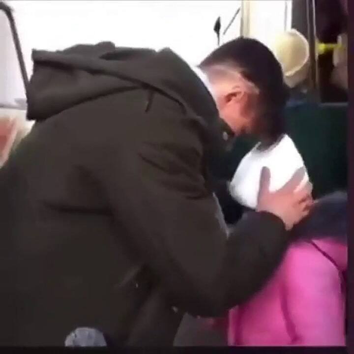 La desgarradora despedía entre un padre y una hija que se volvió viral