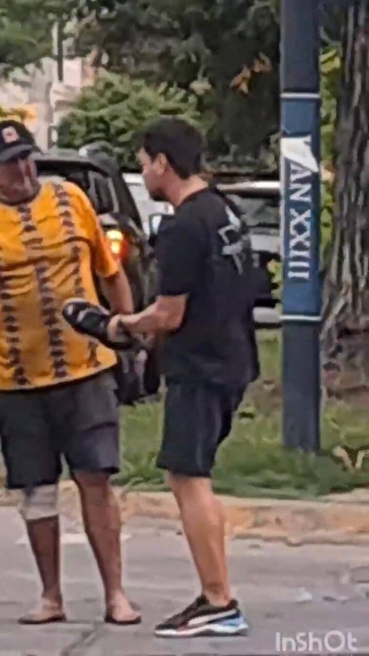 Tuvo un conmovedor gesto con un hombre que juntaba cartones y su hija lo grabó (IG @gastondevito)