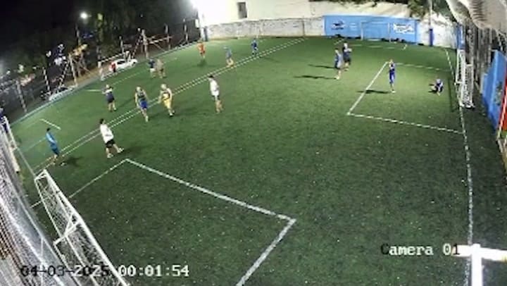 Pelea policías y barras de Vélez