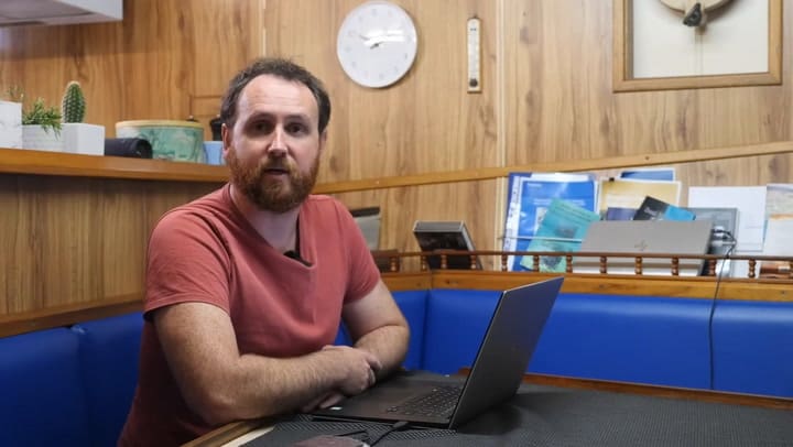 Hallazgo submarino: un robot registró a miles de tiburones durmiendo en el fondo del mar