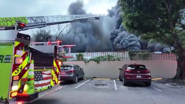 Así trabajan los bomberos de Miami-Dade en el incendio