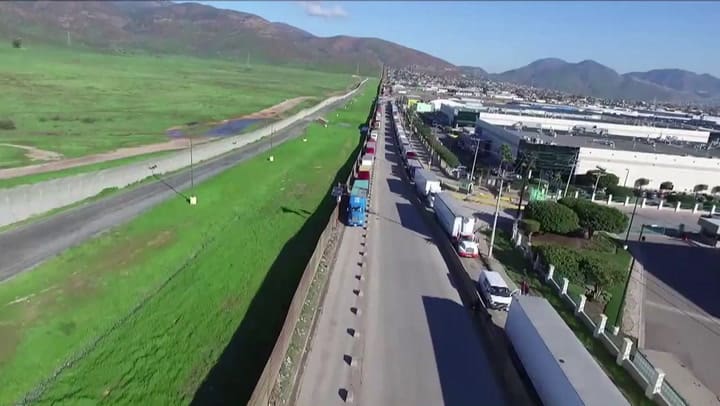 Peña Nieto lamenta muro fronterizo, promete defender a mexicanos